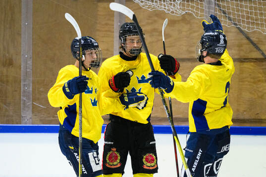Jakob Ihs Wozniak celebrates with teammates