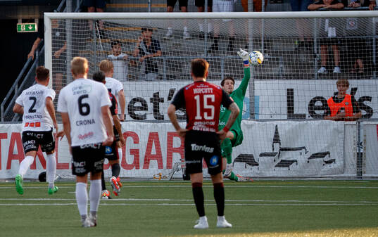Östersunds Adam Benediktsson räddar straff