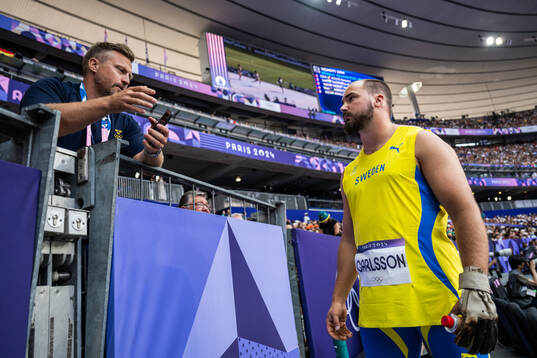 Coach Mattias Jons with Ragnar Carlsson of Sweden when