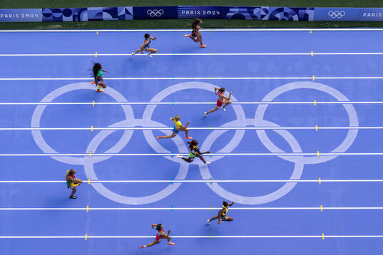 Julia Henriksson of Sweden (center)