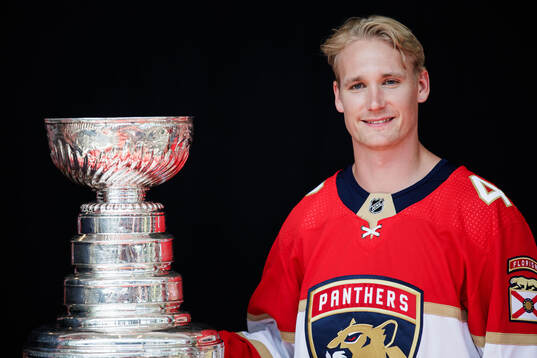 Florida Panthers Gustav Forsling visar upp Stanley