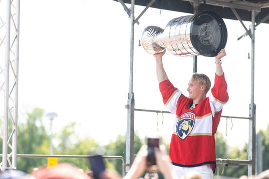 Florida Panthers Gustav Forsling visar upp Stanley