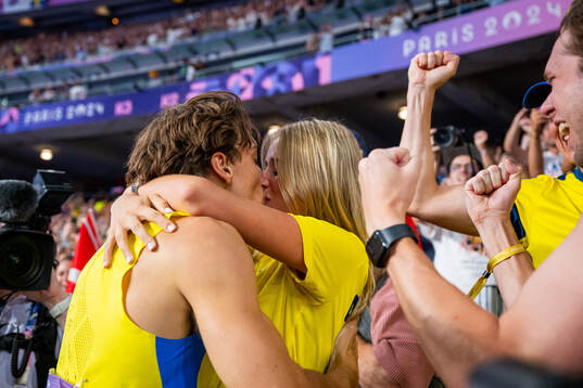 Armand Duplantis of Sweden kisses girlfriend Desiré