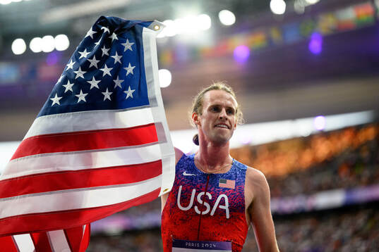 Cole Hocker of USA celebrates