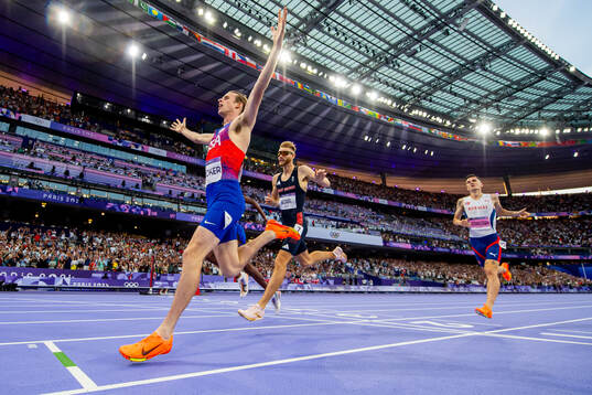 Cole Hocker of USA celebrates as he wins the men's