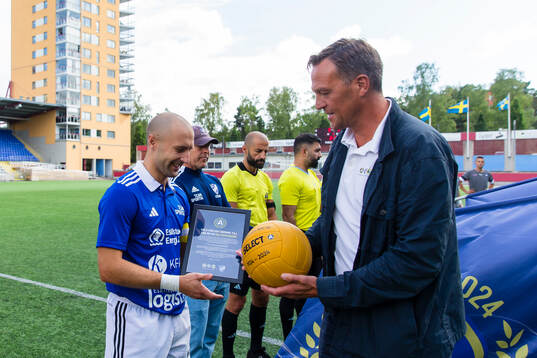 Svante Samuelsson, SEF delar ut boll och diplom för