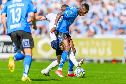 Malmö FFs Gabriel Busanello och Halmstads Blair Sebastian