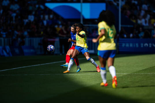 Emily Fox of USA and Ludmila of Brazil in the women’s