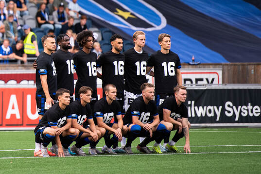 Sirius spelare poserar med tröjnummer 16