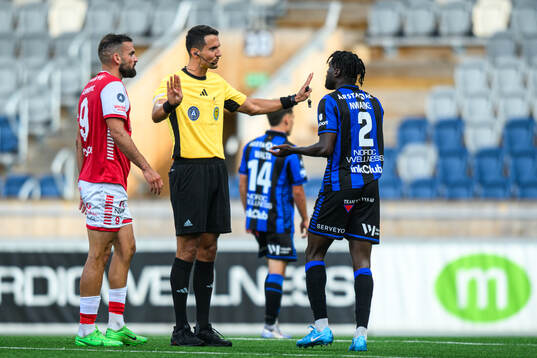 Domare Adi Aganovic i samtal med Sirius Patrick Nwadike