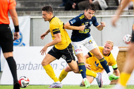 Lund BKs Isak Orajärvi och Falkenbergs FFs Leonardo Farah