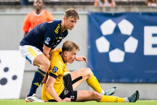 Falkenbergs FFs Noel Hansson hjälper Lund BKs William