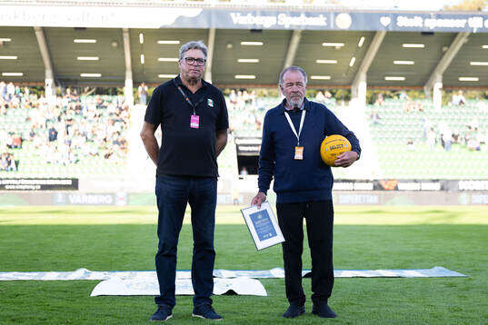 Varbergs ordförande Lars Karlsson mottar en jubileumsboll