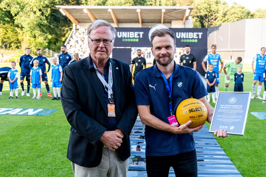 Representanter för SEF delar ut diplom samt en