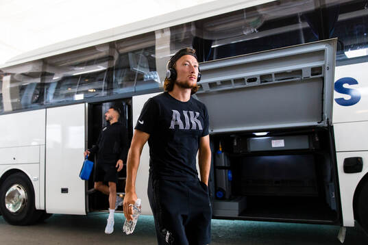 AIK’s Axel Björnström kliver av spelarbussen