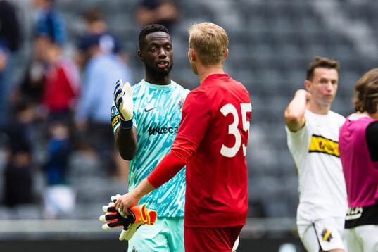 AIKs målvakt Ismael Diawara tackar Djurgårdens målvakt