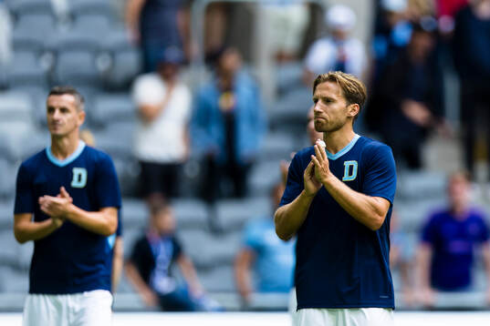 Djurgårdens Daniel Stensson tackar publiken