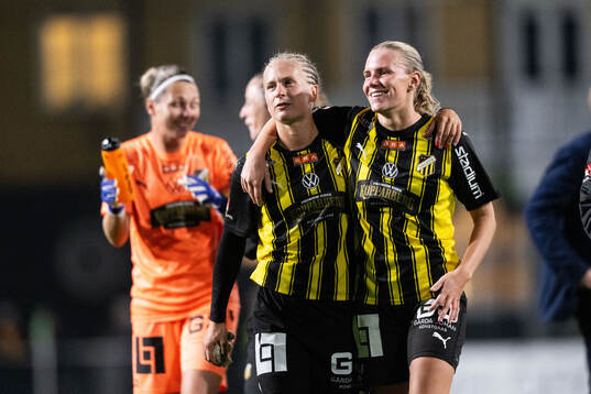 Häckens Filippa Curmark och Josefine Rybrink jublar