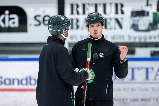 Tränare Roger Hansson och assisterande tränare Max Bohlin