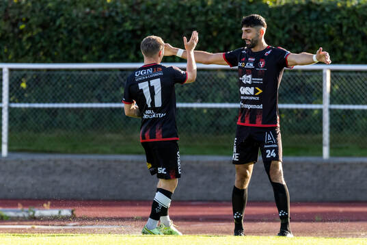 Trollhättans Cihan Sener jublar med lagkamrater
