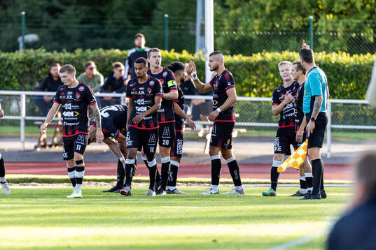 Trollhättans Kevin Liimatainen har gjort 2-2 och jublar