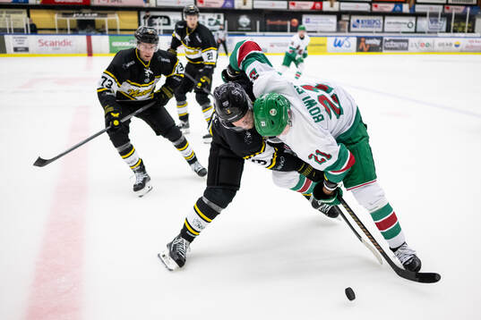 Västerås Niklas Folin och Rögles Henry Bowlby