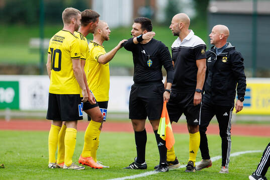 Astrios spelare och ledare i diskussion med assisterande