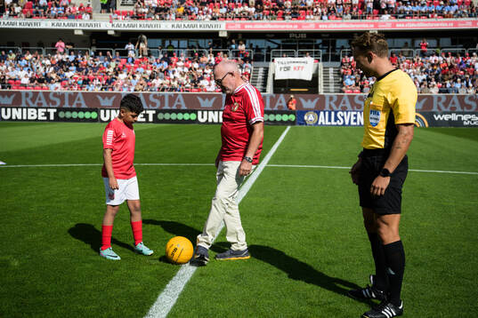F d spelaren Johny Erlandsson gör en symbolisk avspark