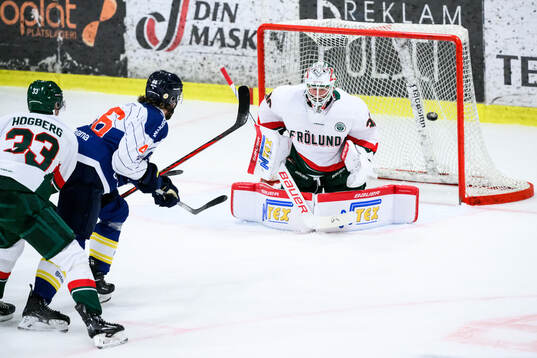 HV71s Joona Luoto och Frölundas målvakt Tobias Normann