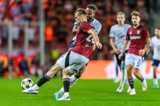 Asger Sørensen of Sparta Prag and Isaac Kiese Thelin of