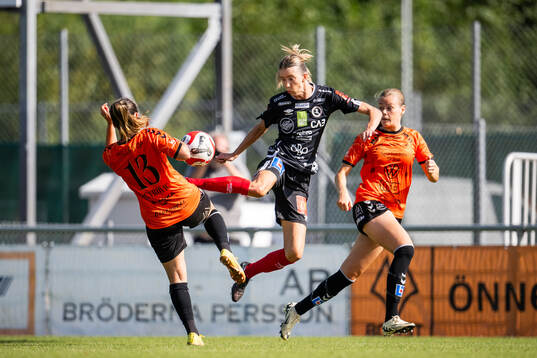 Kristianstads Emma Petrovic och KIF Örebros Wilma Öhman