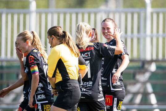 KIF Örebros Katla Maria Thordardottir jublar
