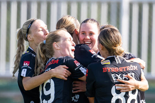 KIF Örebros Katla Maria Thordardottir jublar