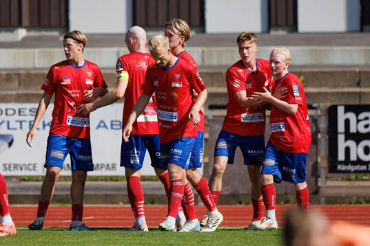 Tvååkers spelare jublar