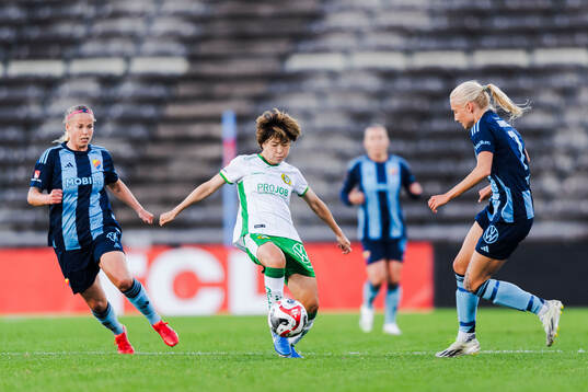 Djurgårdens Therese Åsland, Hammarbys Asato Miyagawa och