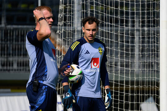 Goalkeeper coach Linus Kandolin and goalkeeper Elis