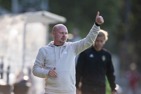 FC Rosengårds tränare Joel Kjetselberg ger tummen upp