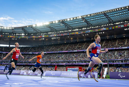 Hunter Woodhall of USA celebrates winning the para