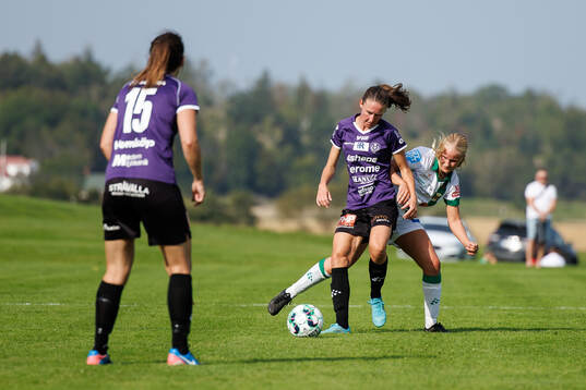 Valders Michaela Danielsson och Varbergs Moa Ivarsson