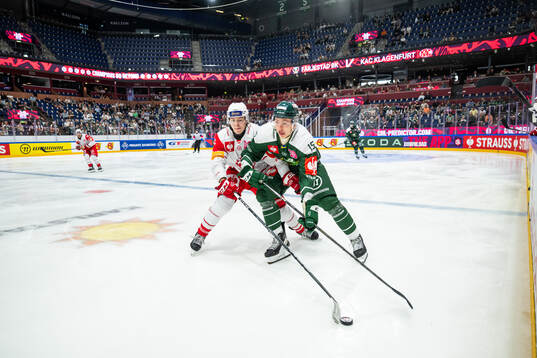 Finn Van Ee of Klagenfurt and Jack Berglund of Färjestad