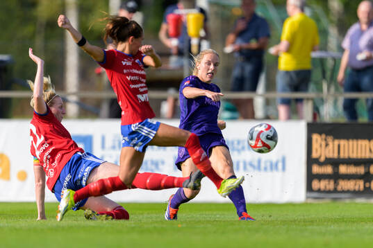Vittsjös Sandra Lynn och Elisabet Klinga i kamp om bollen