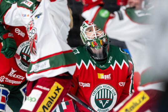 Frölundas målvakt Stephanie Neatby deppar efer att Modos