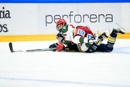 Modos Lovisa ENgström och HV71s Jessica Adolfsson