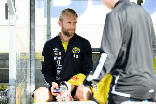 Elfsborgs Johan Larsson på bänken