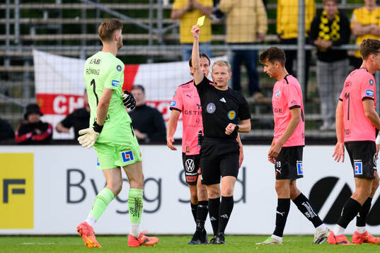 Halmstads målvakt Tim Rönning får gult kort av domare