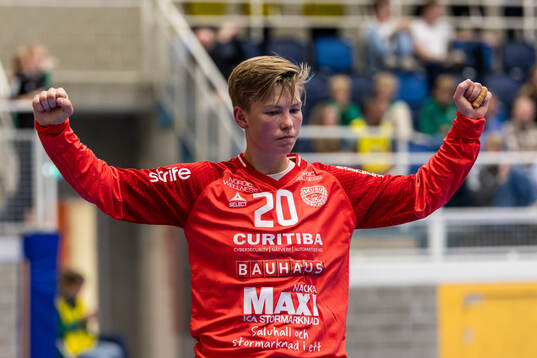 Skurus målvakt Rebecca Nilsson jublar