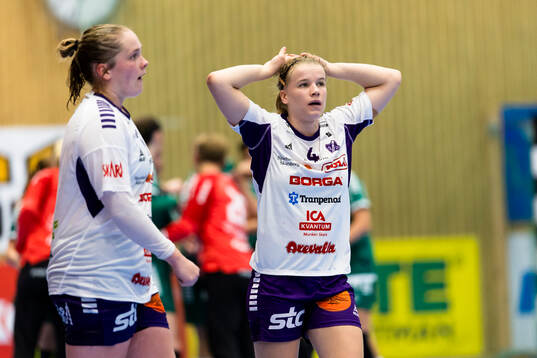 Skaras Natacha Buhl (v) och Evi Jaspers (h) deppar