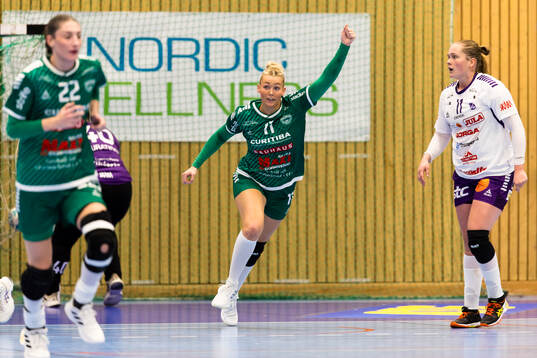 Skurus Mia Kristin Horgoien firar ett mål