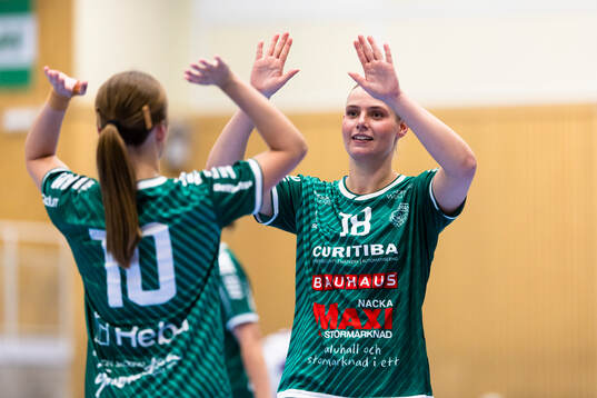 Skurus Isabel von Kerkvoorde firar ett mål med Clara