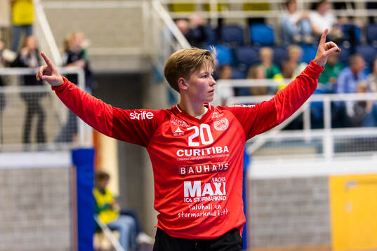 Skurus målvakt Rebecca Nilsson reagerar